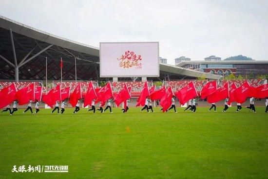 12轮仅1胜法甲垫底!里昂主帅格罗索面临下课危机本轮结束的法甲联赛第13轮，里昂主场0比2不敌里尔，法比奥-格罗索的球队在周日的安盟球场被横扫，这让上一轮在十人应战的情况下客场1比0击败雷恩的里昂，刚有抬头的趋势又被打断，法国媒体《队报》也就此发表了评论文章《失去教练，队伍迷失方向，里昂正向法乙滑落》。